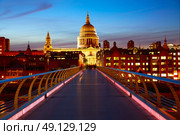 London St Paul Pauls cathedral from Millennium bridge on Thames UK. Стоковое фото, агентство Ingram Publishing / Фотобанк Лори
