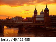 London Bridge sunset at Thames with St Paul Pauls Cathedral. Стоковое фото, агентство Ingram Publishing / Фотобанк Лори