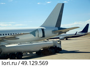 Generic aircraft aeroplane with gas bus refilling fuel. Стоковое фото, агентство Ingram Publishing / Фотобанк Лори
