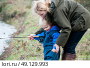 Mother and child fishing together. Стоковое фото, агентство Ingram Publishing / Фотобанк Лори