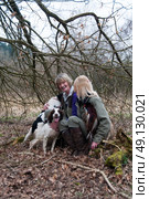 Two pickers up in the woods, waiting to work their dogs, on a game shoot. Стоковое фото, агентство Ingram Publishing / Фотобанк Лори
