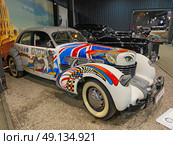 Автомобиль Cord 810 Beverly Sedan, 1937 г. Аэрограффити в честь британской рок-группы Led Zeppelin. Автомузей "Автомобили мира", Москва (2023 год). Редакционное фото, фотограф Мария Кылосова / Фотобанк Лори