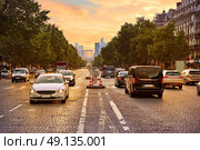 Champs Elysees avenue in Paris at France. Стоковое фото, агентство Ingram Publishing / Фотобанк Лори