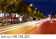 Champs Elysees avenue in Paris at France. Стоковое фото, агентство Ingram Publishing / Фотобанк Лори