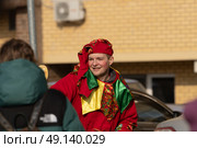 Молодой человек в народном шутовском костюме на улице. Редакционное фото, фотограф Пучков Андрей Александрович / Фотобанк Лори