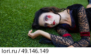 Halloween kid girl custome with bloody makeup on backyard turf. Стоковое фото, агентство Ingram Publishing / Фотобанк Лори