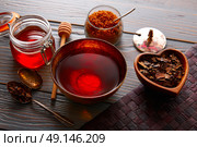Bancha tea served in golden bowl on wooden table board. Стоковое фото, агентство Ingram Publishing / Фотобанк Лори