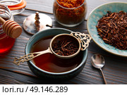 kukicha tea served in bowl on wooden table board. Стоковое фото, агентство Ingram Publishing / Фотобанк Лори