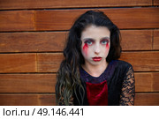 Halloween kid girl custome with bloody makeup on wooden wall. Стоковое фото, агентство Ingram Publishing / Фотобанк Лори
