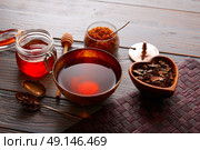 Bancha tea served in golden bowl on wooden table board. Стоковое фото, агентство Ingram Publishing / Фотобанк Лори