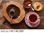 kukicha tea served pink vintage cup on wooden table board. Стоковое фото, агентство Ingram Publishing / Фотобанк Лори