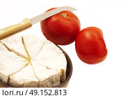 camembert cheese with tomatos and knife on white . Стоковое фото, агентство Ingram Publishing / Фотобанк Лори