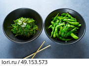 Edamame fresh soya beans soybeans and Algae salad with cucumber Asian starters. Стоковое фото, агентство Ingram Publishing / Фотобанк Лори