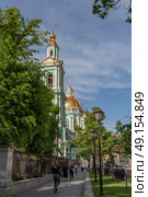 Елоховский Богоявленский Собор летним днем. ул. Спартаковская. Москва (2025 год) Редакционное фото, фотограф Юлия Кутыгина / Фотобанк Лори
