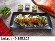 Wakame algae salad with salmon wasabi sesame and sprouts. Стоковое фото, агентство Ingram Publishing / Фотобанк Лори