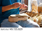 Esparto halfah grass crafts craftsman hands working. Стоковое фото, агентство Ingram Publishing / Фотобанк Лори