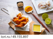 Fried breaded squid and curry sauce and lime recipe. Стоковое фото, агентство Ingram Publishing / Фотобанк Лори