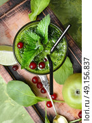Freshly spinach smoothie. Blended green smoothie drink with spinach and. Стоковое фото, агентство Ingram Publishing / Фотобанк Лори