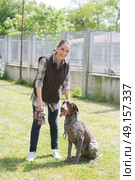 kennel volunteer playing with abandoned older dog. Стоковое фото, агентство Ingram Publishing / Фотобанк Лори