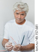 Electrician holding cables. Стоковое фото, агентство Ingram Publishing / Фотобанк Лори