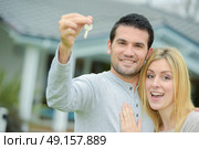 Couple holding keys to their new house. Стоковое фото, агентство Ingram Publishing / Фотобанк Лори