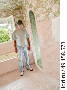 Builder stood with a hammer. Стоковое фото, агентство Ingram Publishing / Фотобанк Лори