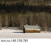 Barn in snow covered field, Highway 16, Yellowhead Highway, British Columbia, Canada. Стоковое фото, агентство Ingram Publishing / Фотобанк Лори