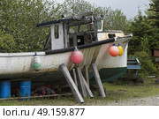 Fishing trawler repair at harbor, Moser River, Marine Drive, Nova Scotia, Canada. Стоковое фото, агентство Ingram Publishing / Фотобанк Лори