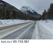 View of road leading towards mountain, Jasper, Jasper National Park, Alberta, Canada. Стоковое фото, агентство Ingram Publishing / Фотобанк Лори