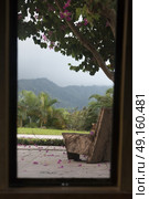 Scenic view of mountains seen through window, Yelapa, Jalisco, Mexico. Стоковое фото, агентство Ingram Publishing / Фотобанк Лори