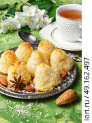 Almond cookie truffle. Dessert cake in the form of truffle for tea drinking. Стоковое фото, агентство Ingram Publishing / Фотобанк Лори