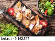 Grilled chicken legs. Roasted chicken legs and salad with fresh vegetables. Стоковое фото, агентство Ingram Publishing / Фотобанк Лори