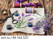 Lavender bouquet embroidery. Embroidery bouquet of lavender and tools of needlework. Стоковое фото, агентство Ingram Publishing / Фотобанк Лори