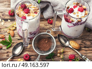 Raspberry ice cream in mug. Raspberry ice cream with almonds and currants in glass cup.Sundae on a vintage rustic background. Стоковое фото, агентство Ingram Publishing / Фотобанк Лори