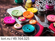 Retro buttons and threads. Domestic collection of colourful sewing retro buttons and threads. Стоковое фото, агентство Ingram Publishing / Фотобанк Лори
