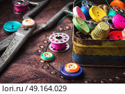 Retro buttons and threads. Domestic collection of colourful sewing retro buttons and threads. Стоковое фото, агентство Ingram Publishing / Фотобанк Лори