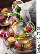 Tea with raspberries. warming and anti-cold berry tea with raspberries. Стоковое фото, агентство Ingram Publishing / Фотобанк Лори