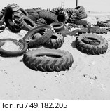 in oman old tires and desert  rubbish dump. Стоковое фото, агентство Ingram Publishing / Фотобанк Лори
