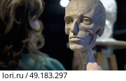 Sculptor creating ecorche head study. Стоковое видео, видеограф Скоробогатова Е. / Фотобанк Лори