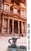 in the site of petra jordan the traditional coffe container isolated on a table. Стоковое фото, агентство Ingram Publishing / Фотобанк Лори