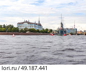 Вид с воды на Петроградскую набережную, здание Нахимовского училища и крейсер Аврору в центре города Санкт-Петербург (2023 год). Стоковое фото, фотограф Жигалов Евгений Павлович / Фотобанк Лори