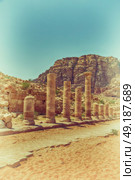 in petra jordan the antique street full of columns and architecture heritage. Стоковое фото, агентство Ingram Publishing / Фотобанк Лори