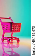 A vibrant 3D shopping cart icon with reflective surface, tilted slightly as if in motion, set against a clean pastel backdrop, modern digital marketplace symbol. Стоковое AI-видео, аниматор Sergey Grishin / Фотобанк Лори
