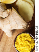 Spices and herbs in ceramic bowls. curcuma and ginger seasoning. Colorful natural additives. Стоковое фото, агентство Ingram Publishing / Фотобанк Лори