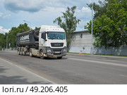 Самосвал Man движется по промзоне. Редакционное фото, фотограф Rashpil / Фотобанк Лори