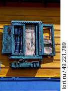 green venetian blind and a yellow wall  in la boca buenos aires argentina. Стоковое фото, агентство Ingram Publishing / Фотобанк Лори