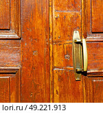 antique old door and ancien wood closed house hinge . Стоковое фото, агентство Ingram Publishing / Фотобанк Лори