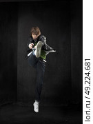 Training of a young, talented breakdancer. Стоковое фото, агентство Ingram Publishing / Фотобанк Лори