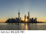 Panoramic Shanghai Skyline at Sunrise. Lujiazui Financial District and Huangpu River. View from The Bund Embankment. China. (2018 год). Стоковое фото, фотограф Максим Забаровский / Фотобанк Лори
