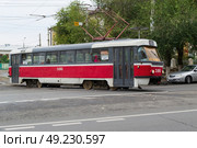 Вагон трамвая Tatra T3SU отправляется от конечной станции Детский Центр. Волгоград,  Россия. (2022 год). Редакционное фото, фотограф Андрей Цыганков / Фотобанк Лори